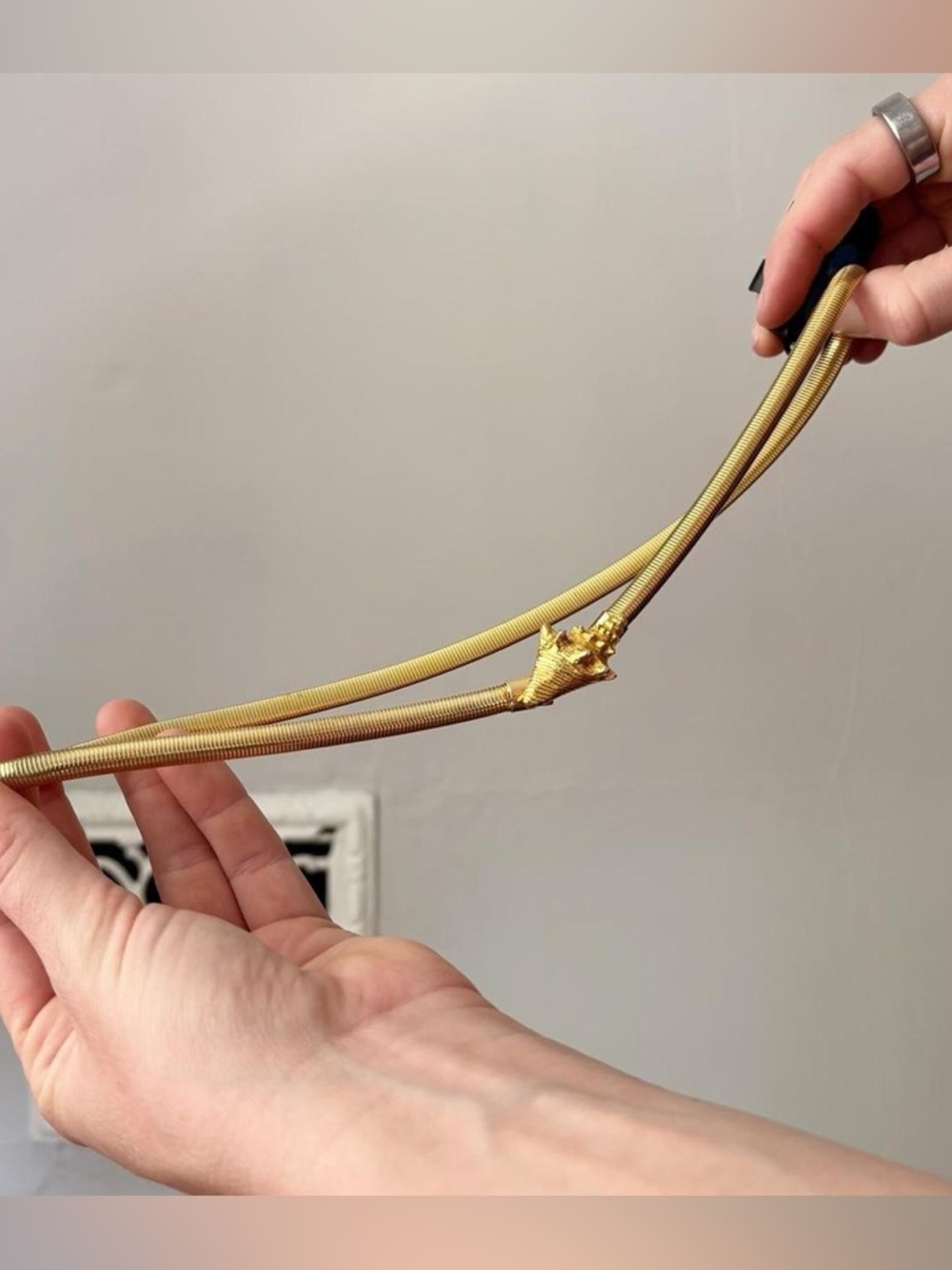 Vintage 80s mermaidcore / glam gold stretchy belt with shell buckle - Picture 3 of 4